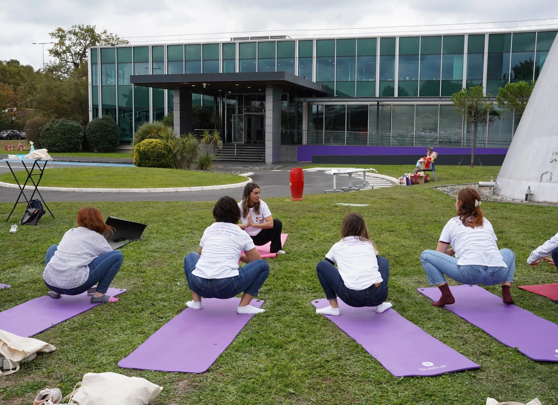 Séance collective de yoga en entreprise à Bordeaux